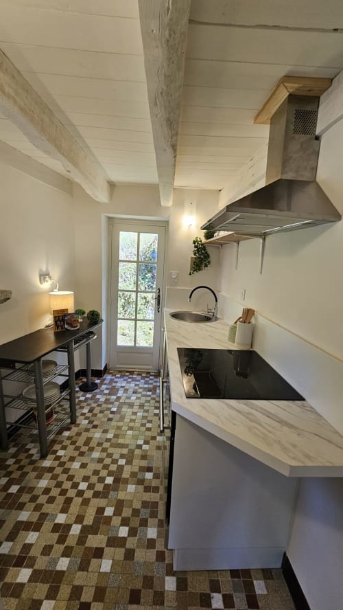 Découvrez la Maison la Doucette à Salles-la-Source, une charmante maison fraîchement restaurée idéale pour vos vacances ou déplacements professionnels. Profitez de son espace extérieur privé et de ses équipements haut de gamme. Réservez dès maintenant chez La Conciergerie du Vallon à Nauviale.