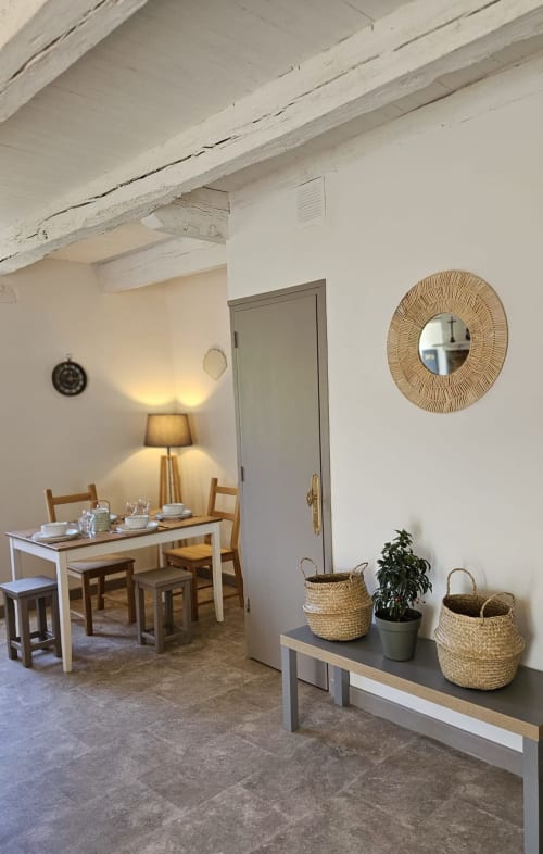 Découvrez la Maison la Doucette à Salles-la-Source, une charmante maison fraîchement restaurée idéale pour vos vacances ou déplacements professionnels. Profitez de son espace extérieur privé et de ses équipements haut de gamme. Réservez dès maintenant chez La Conciergerie du Vallon à Nauviale.