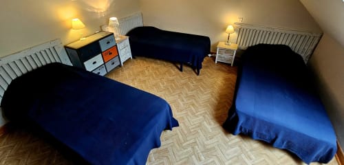 Découvrez le spacieux gîte Chez Tante Irène à Villecomtal, pouvant accueillir jusqu'à 9 personnes. Profitez d'une maison de famille chaleureuse et idéalement située pour explorer l'Aveyron. Calme, détente et confort vous attendent dans ce charmant village. Réservez dès maintenant votre séjour chez Tante Irène et partez à la découverte de la région.