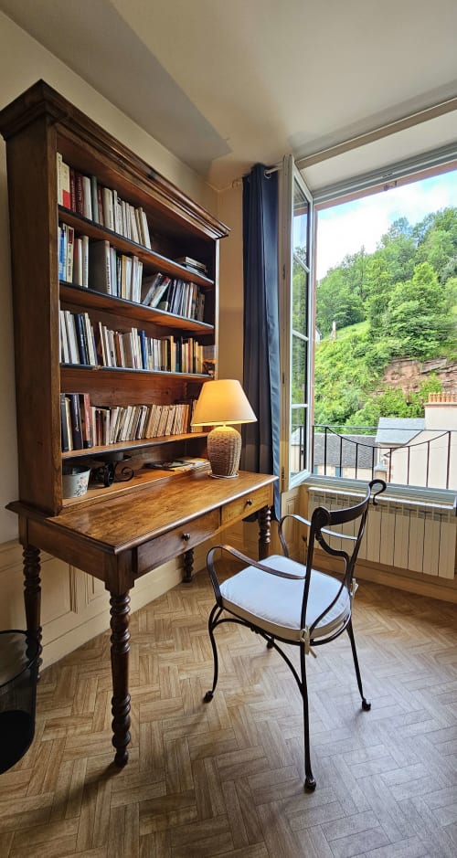 Découvrez le spacieux gîte Chez Tante Irène à Villecomtal, pouvant accueillir jusqu'à 9 personnes. Profitez d'une maison de famille chaleureuse et idéalement située pour explorer l'Aveyron. Calme, détente et confort vous attendent dans ce charmant village. Réservez dès maintenant votre séjour chez Tante Irène et partez à la découverte de la région.
