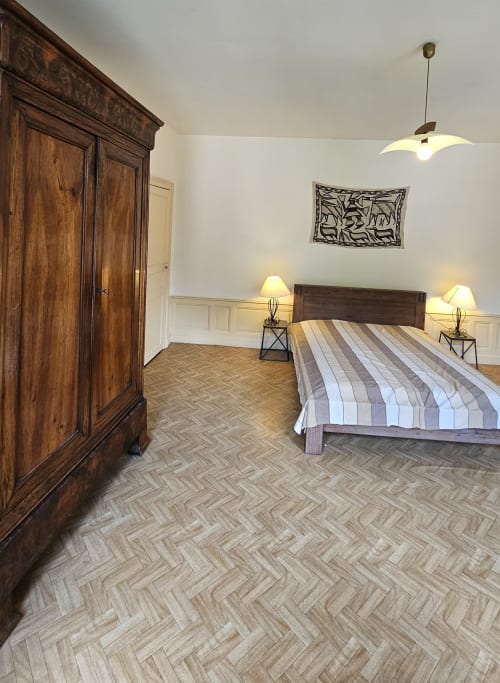 Découvrez le spacieux gîte Chez Tante Irène à Villecomtal, pouvant accueillir jusqu'à 9 personnes. Profitez d'une maison de famille chaleureuse et idéalement située pour explorer l'Aveyron. Calme, détente et confort vous attendent dans ce charmant village. Réservez dès maintenant votre séjour chez Tante Irène et partez à la découverte de la région.