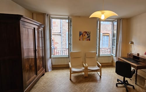 Découvrez le spacieux gîte Chez Tante Irène à Villecomtal, pouvant accueillir jusqu'à 9 personnes. Profitez d'une maison de famille chaleureuse et idéalement située pour explorer l'Aveyron. Calme, détente et confort vous attendent dans ce charmant village. Réservez dès maintenant votre séjour chez Tante Irène et partez à la découverte de la région.