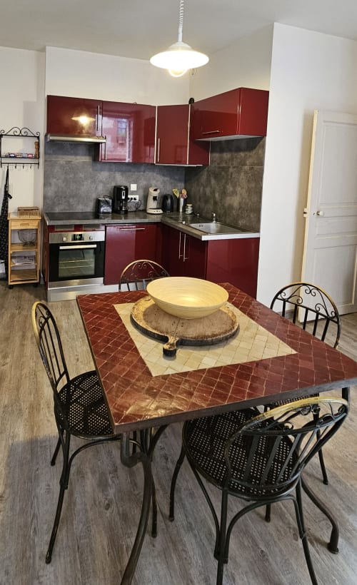 Découvrez le spacieux gîte Chez Tante Irène à Villecomtal, pouvant accueillir jusqu'à 9 personnes. Profitez d'une maison de famille chaleureuse et idéalement située pour explorer l'Aveyron. Calme, détente et confort vous attendent dans ce charmant village. Réservez dès maintenant votre séjour chez Tante Irène et partez à la découverte de la région.