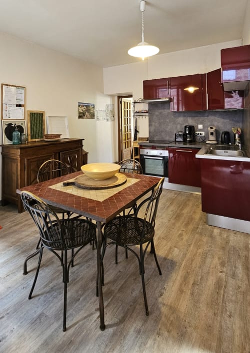 Découvrez le spacieux gîte Chez Tante Irène à Villecomtal, pouvant accueillir jusqu'à 9 personnes. Profitez d'une maison de famille chaleureuse et idéalement située pour explorer l'Aveyron. Calme, détente et confort vous attendent dans ce charmant village. Réservez dès maintenant votre séjour chez Tante Irène et partez à la découverte de la région.