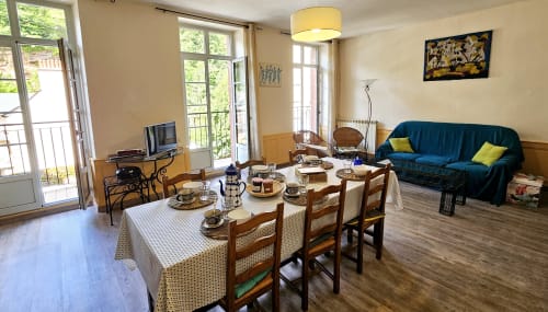 Découvrez le spacieux gîte Chez Tante Irène à Villecomtal, pouvant accueillir jusqu'à 9 personnes. Profitez d'une maison de famille chaleureuse et idéalement située pour explorer l'Aveyron. Calme, détente et confort vous attendent dans ce charmant village. Réservez dès maintenant votre séjour chez Tante Irène et partez à la découverte de la région.