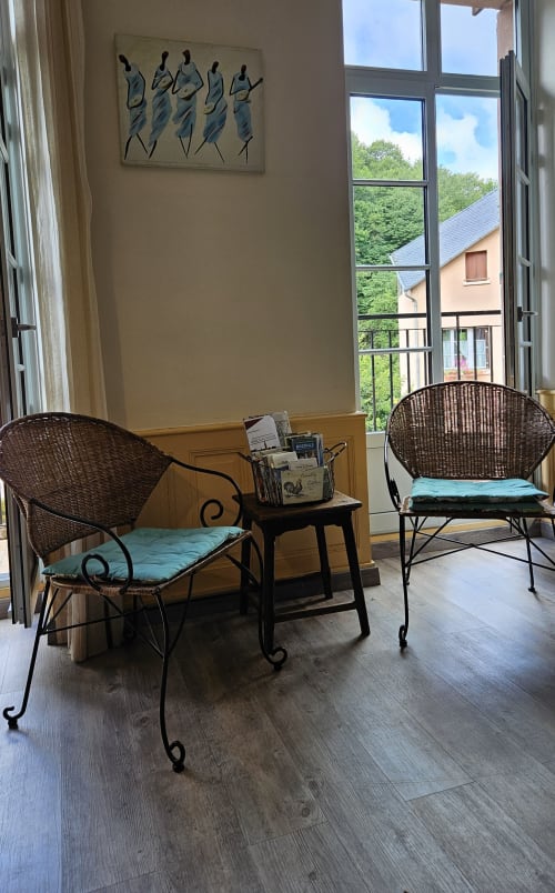 Découvrez le spacieux gîte Chez Tante Irène à Villecomtal, pouvant accueillir jusqu'à 9 personnes. Profitez d'une maison de famille chaleureuse et idéalement située pour explorer l'Aveyron. Calme, détente et confort vous attendent dans ce charmant village. Réservez dès maintenant votre séjour chez Tante Irène et partez à la découverte de la région.