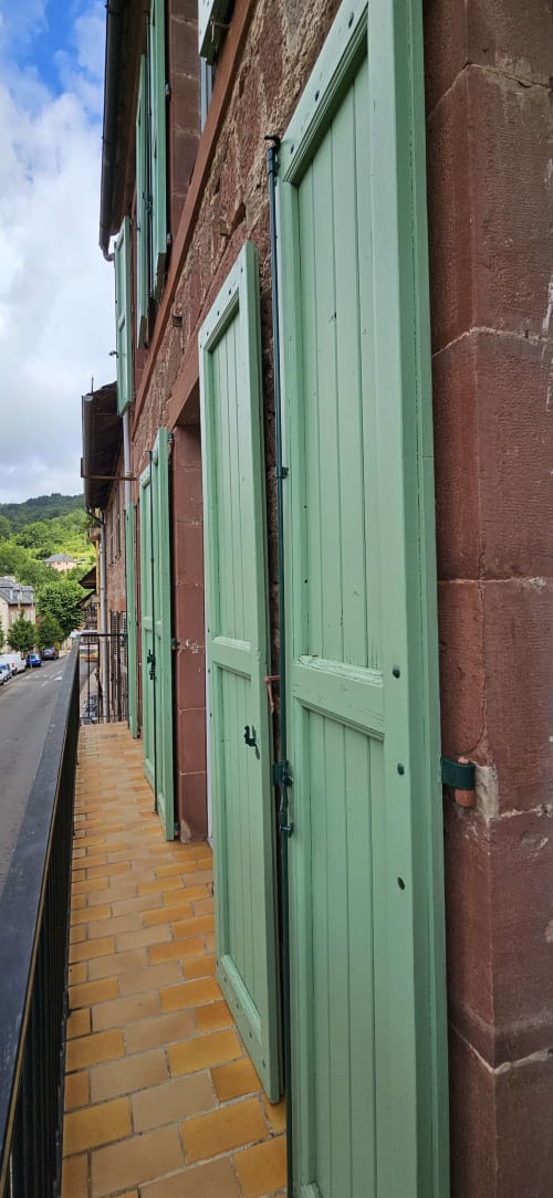 Découvrez le spacieux gîte Chez Tante Irène à Villecomtal, pouvant accueillir jusqu'à 9 personnes. Profitez d'une maison de famille chaleureuse et idéalement située pour explorer l'Aveyron. Calme, détente et confort vous attendent dans ce charmant village. Réservez dès maintenant votre séjour chez Tante Irène et partez à la découverte de la région.