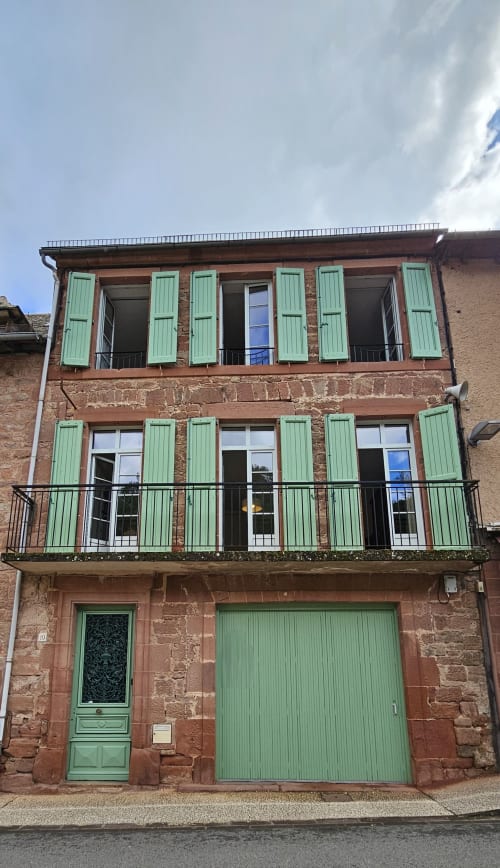 Découvrez le spacieux gîte Chez Tante Irène à Villecomtal, pouvant accueillir jusqu'à 9 personnes. Profitez d'une maison de famille chaleureuse et idéalement située pour explorer l'Aveyron. Calme, détente et confort vous attendent dans ce charmant village. Réservez dès maintenant votre séjour chez Tante Irène et partez à la découverte de la région.