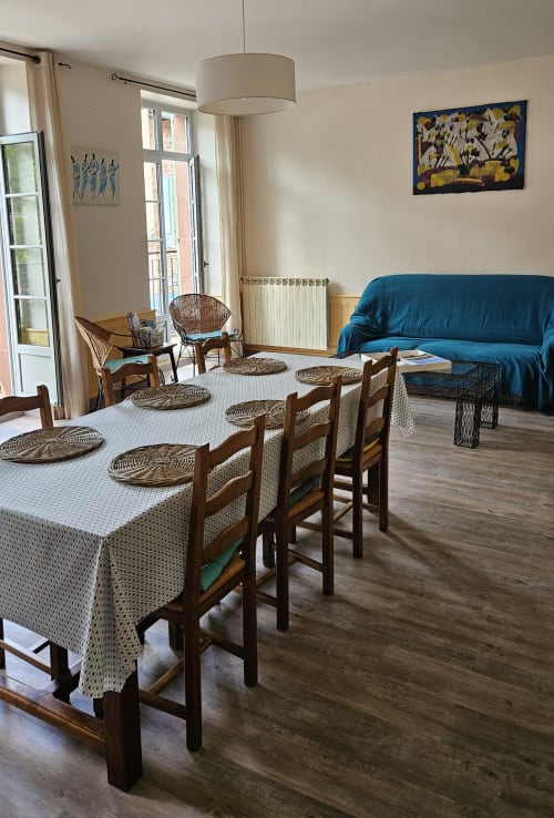 Découvrez le spacieux gîte Chez Tante Irène à Villecomtal, pouvant accueillir jusqu'à 9 personnes. Profitez d'une maison de famille chaleureuse et idéalement située pour explorer l'Aveyron. Calme, détente et confort vous attendent dans ce charmant village. Réservez dès maintenant votre séjour chez Tante Irène et partez à la découverte de la région.