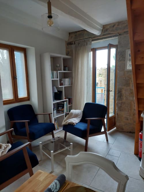 Idéalement situé au cœur du Vallon, dans le petit village du Grand-Mas, à seulement quelques kilomètres de Marcillac, Conques et Rodez ! C'est dans cette petite maison entièrement rénovée avec soin que nous serions ravis de vous y accueillir. Vous n'avez plus qu'à poser vos valises, et partir à la découverte, de nos beaux paysages Aveyronnais, ou goûter à notre excellente gastronomie. Envie de calme et de détente ? Alors n'attendez plus, nous sommes impatients de vous rencontrer.