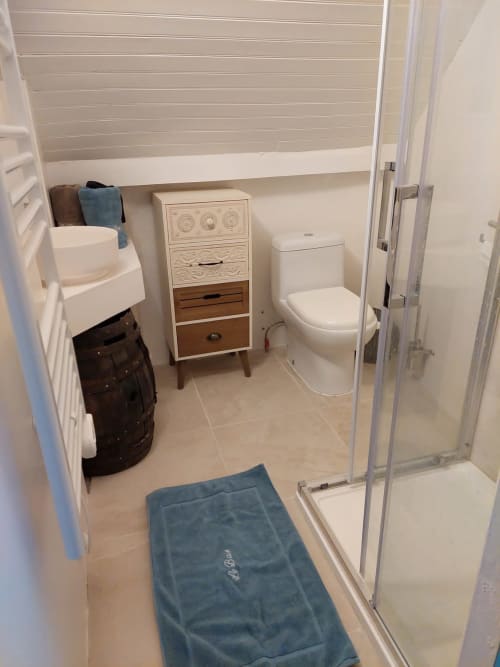Idéalement situé au cœur du Vallon, dans le petit village du Grand-Mas, à seulement quelques kilomètres de Marcillac, Conques et Rodez ! C'est dans cette petite maison entièrement rénovée avec soin que nous serions ravis de vous y accueillir. Vous n'avez plus qu'à poser vos valises, et partir à la découverte, de nos beaux paysages Aveyronnais, ou goûter à notre excellente gastronomie. Envie de calme et de détente ? Alors n'attendez plus, nous sommes impatients de vous rencontrer.