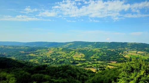Idéalement situé au cœur du Vallon, dans le petit village du Grand-Mas, à seulement quelques kilomètres de Marcillac, Conques et Rodez ! C'est dans cette petite maison entièrement rénovée avec soin que nous serions ravis de vous y accueillir. Vous n'avez plus qu'à poser vos valises, et partir à la découverte, de nos beaux paysages Aveyronnais, ou goûter à notre excellente gastronomie. Envie de calme et de détente ? Alors n'attendez plus, nous sommes impatients de vous rencontrer.