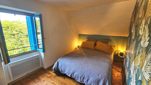 Idéalement situé au cœur du Vallon, dans le petit village du Grand-Mas, à seulement quelques kilomètres de Marcillac, Conques et Rodez ! C'est dans cette petite maison entièrement rénovée avec soin que nous serions ravis de vous y accueillir. Vous n'avez plus qu'à poser vos valises, et partir à la découverte, de nos beaux paysages Aveyronnais, ou goûter à notre excellente gastronomie. Envie de calme et de détente ? Alors n'attendez plus, nous sommes impatients de vous rencontrer.