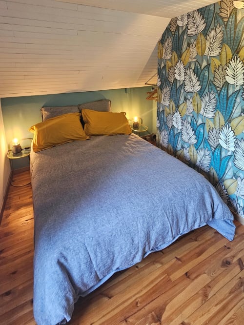Idéalement situé au cœur du Vallon, dans le petit village du Grand-Mas, à seulement quelques kilomètres de Marcillac, Conques et Rodez ! C'est dans cette petite maison entièrement rénovée avec soin que nous serions ravis de vous y accueillir. Vous n'avez plus qu'à poser vos valises, et partir à la découverte, de nos beaux paysages Aveyronnais, ou goûter à notre excellente gastronomie. Envie de calme et de détente ? Alors n'attendez plus, nous sommes impatients de vous rencontrer.