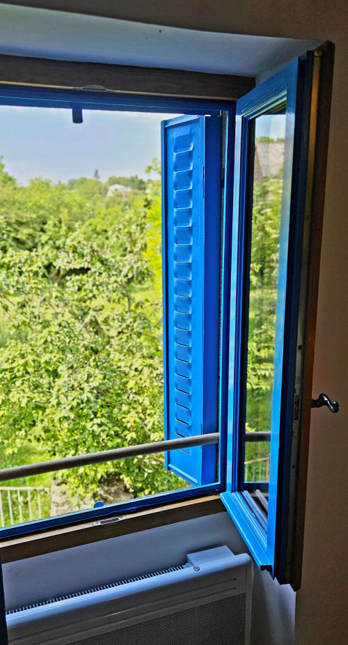 Idéalement situé au cœur du Vallon, dans le petit village du Grand-Mas, à seulement quelques kilomètres de Marcillac, Conques et Rodez ! C'est dans cette petite maison entièrement rénovée avec soin que nous serions ravis de vous y accueillir. Vous n'avez plus qu'à poser vos valises, et partir à la découverte, de nos beaux paysages Aveyronnais, ou goûter à notre excellente gastronomie. Envie de calme et de détente ? Alors n'attendez plus, nous sommes impatients de vous rencontrer.