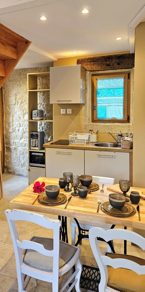 Idéalement situé au cœur du Vallon, dans le petit village du Grand-Mas, à seulement quelques kilomètres de Marcillac, Conques et Rodez ! C'est dans cette petite maison entièrement rénovée avec soin que nous serions ravis de vous y accueillir. Vous n'avez plus qu'à poser vos valises, et partir à la découverte, de nos beaux paysages Aveyronnais, ou goûter à notre excellente gastronomie. Envie de calme et de détente ? Alors n'attendez plus, nous sommes impatients de vous rencontrer.