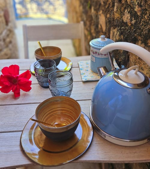 Idéalement situé au cœur du Vallon, dans le petit village du Grand-Mas, à seulement quelques kilomètres de Marcillac, Conques et Rodez ! C'est dans cette petite maison entièrement rénovée avec soin que nous serions ravis de vous y accueillir. Vous n'avez plus qu'à poser vos valises, et partir à la découverte, de nos beaux paysages Aveyronnais, ou goûter à notre excellente gastronomie. Envie de calme et de détente ? Alors n'attendez plus, nous sommes impatients de vous rencontrer.