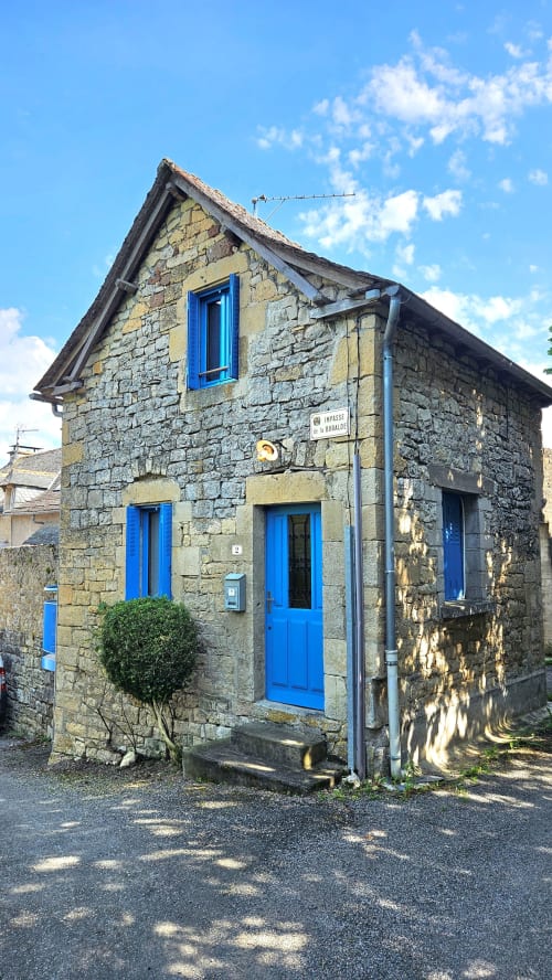 Idéalement situé au cœur du Vallon, dans le petit village du Grand-Mas, à seulement quelques kilomètres de Marcillac, Conques et Rodez ! C'est dans cette petite maison entièrement rénovée avec soin que nous serions ravis de vous y accueillir. Vous n'avez plus qu'à poser vos valises, et partir à la découverte, de nos beaux paysages Aveyronnais, ou goûter à notre excellente gastronomie. Envie de calme et de détente ? Alors n'attendez plus, nous sommes impatients de vous rencontrer.