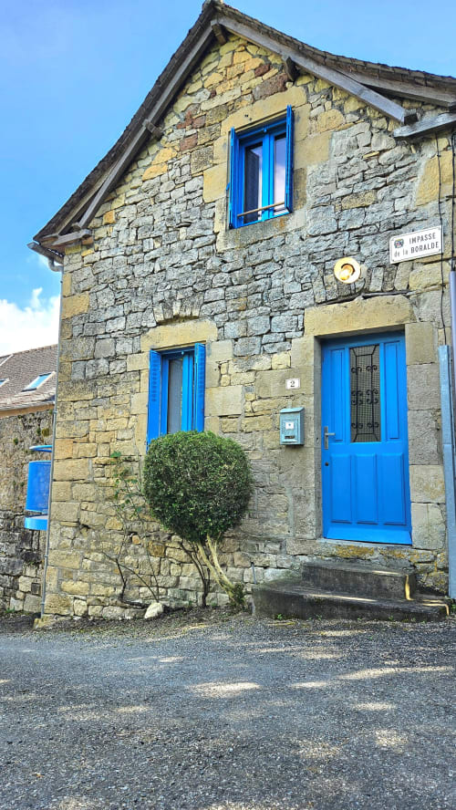 Idéalement situé au cœur du Vallon, dans le petit village du Grand-Mas, à seulement quelques kilomètres de Marcillac, Conques et Rodez ! C'est dans cette petite maison entièrement rénovée avec soin que nous serions ravis de vous y accueillir. Vous n'avez plus qu'à poser vos valises, et partir à la découverte, de nos beaux paysages Aveyronnais, ou goûter à notre excellente gastronomie. Envie de calme et de détente ? Alors n'attendez plus, nous sommes impatients de vous rencontrer.