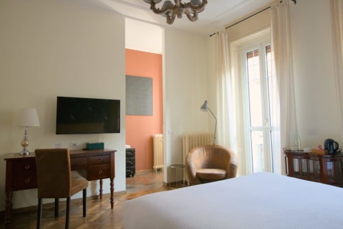 Camera Doppia Superior a Porta Tosa Milano con vista città, con letto, TV, scrivania e arredamenti moderni