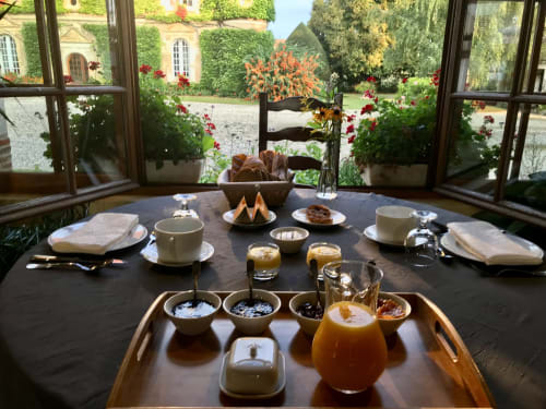Breakfast table with view of the Château de Ribourdin - Guest House Swimming Pool and Spa near Guédelon