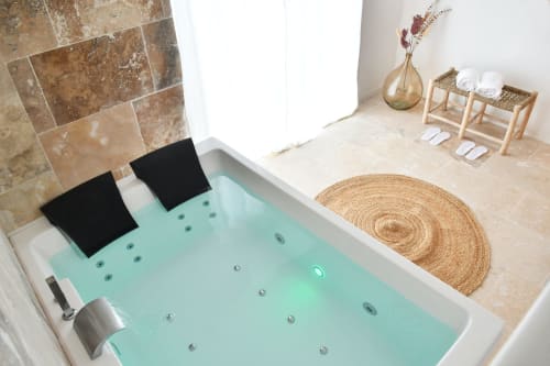 Baignoire balnéo 2 places cascade – SPA privatif couple Nuits d'Audace