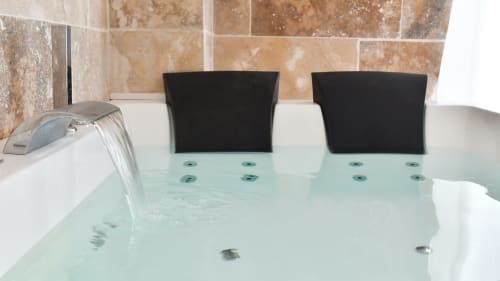 Baignoire balnéo 2 places cascade massage hydro – SPA privatif couple Nuits d'Audace