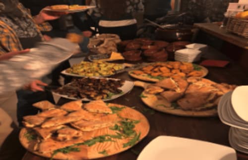 Plateau gastronomique de l'hôtel Milomax Milo avec saumon grillé, pâtes et amuse-bouches sur assiettes blanches