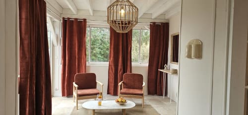 rideaux rouges vue nature baie vitrée fauteuils bois tissu bordeaux Nuits d'Audace Bergerac