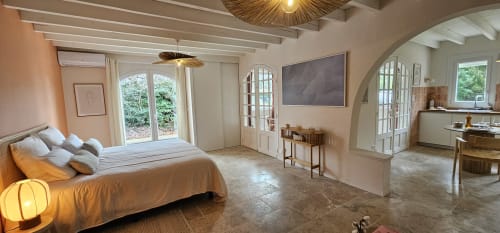 Salon avec arche et cuisine ouverte – villa L'Insolente Bergerac Nuits d'Audace