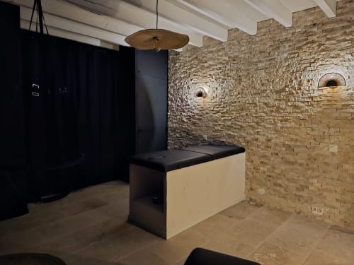 Villa love room mur en pierre table de massage poutres jeux pour adultes Bergerac Nuits d'Audace