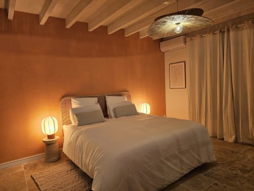 Chambre double mur terracotta poutres travertin – villa L'Insolente Bergerac Nuits d'Audace