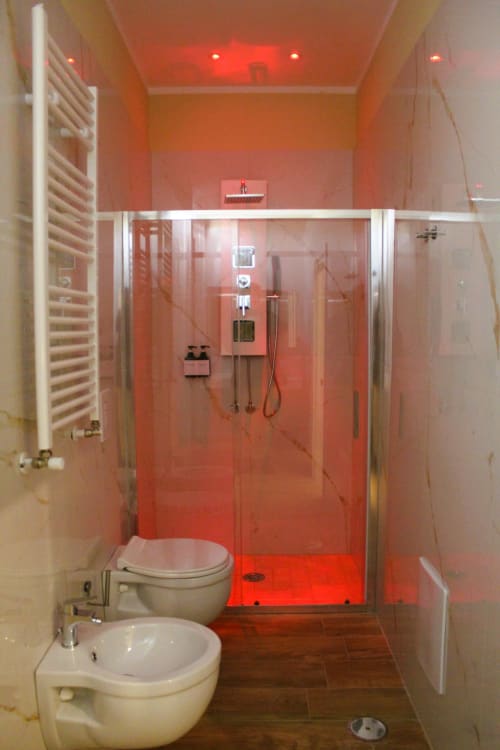 Bagno moderno rosso con box doccia, bidet e toilette presso il Blackwoody Contemporary Hospitality a Napoli