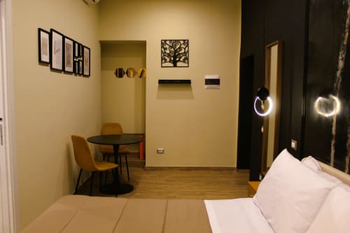 Camera moderna del Blackwoody Contemporary Hospitality a Napoli con letto queen, zona pranzo e arredamento contemporaneo