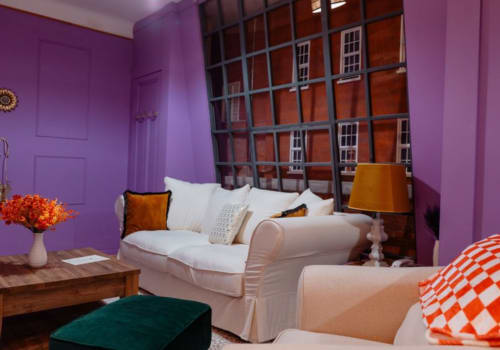 Chambre | Canapé | Coussins | Lampe | Porte | Fenêtres