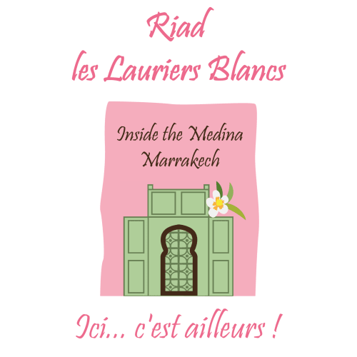 Illustration de l'entrée du Riad Les Lauriers Blancs avec portes vertes et fleur blanche, médina de Marrakech