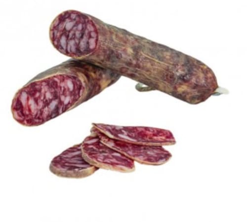Salami curado español en rodajas con interior moteado rojo y blanco, delicadeza tradicional de Mérida