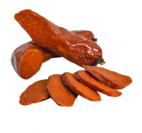 Chorizos frescos y trozos en rodajas, especialidad local española de Mérida