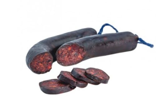 Chorizo español en rodajas, cocina tradicional de Mérida en el hotel Gestyp-AT