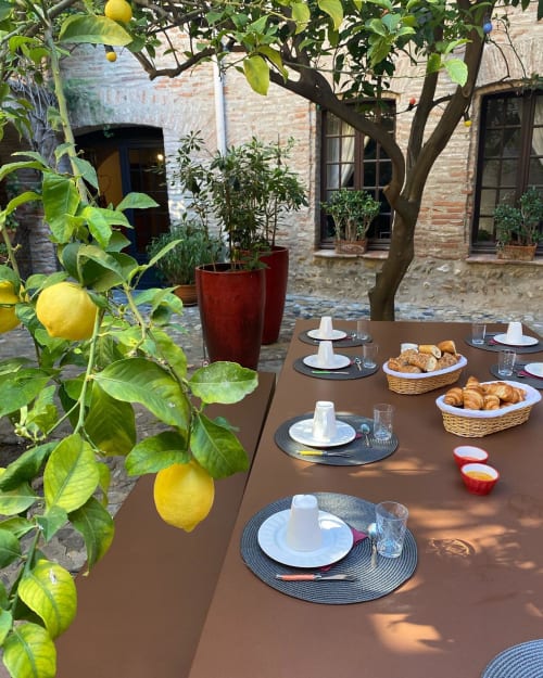 Hôtel | luxe | haut de gamme |  Spa | bien-être | privé | historique | Retraite | seminaire | zen | tranquille | évasion | romantique | calme | accueil | chaleureux | personnalisé | authentique | typique | discret | Atmosphère | apaisement | sérénité | Expérience | unique | historique | Luxe | calme | sérénité | apaisement | confort | espace | arbres | patios | bassin | terrasse | petit déjeuner | soleil | bain | bronzage