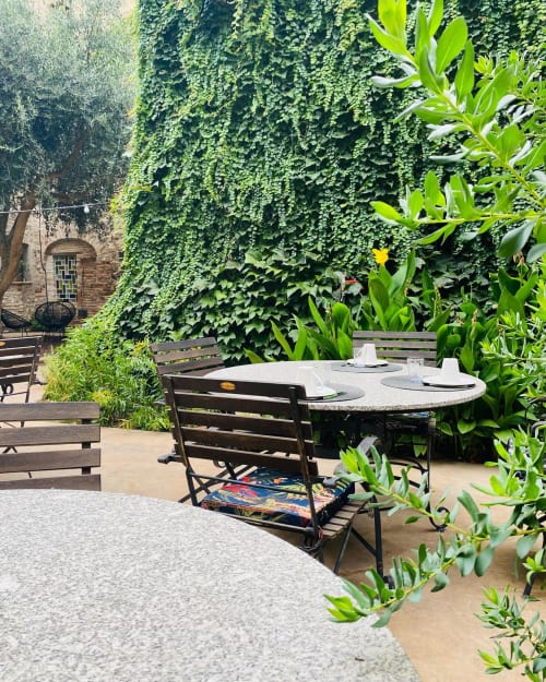 Hôtel | luxe | haut de gamme |  Spa | bien-être | privé | historique | Retraite | seminaire | zen | tranquille | évasion | romantique | calme | accueil | chaleureux | personnalisé | authentique | typique | discret | Atmosphère | apaisement | sérénité | Expérience | unique | historique | Luxe | calme | sérénité | apaisement | confort | espace | arbres | patios | bassin | terrasse | petit déjeuner | soleil | bain | bronzage