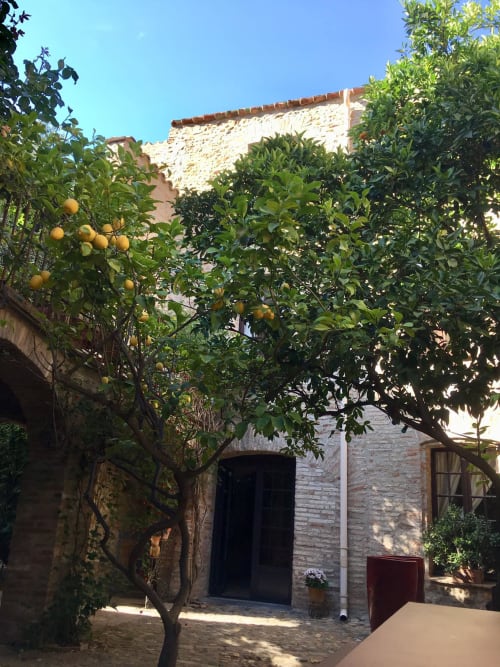 Hôtel | luxe | haut de gamme |  Spa | bien-être | privé | historique | Retraite | seminaire | zen | tranquille | évasion | romantique | calme | accueil | chaleureux | personnalisé | authentique | typique | discret | Atmosphère | apaisement | sérénité | Expérience | unique | historique | Luxe | calme | sérénité | apaisement | confort | espace | arbres | patios | bassin | terrasse | petit déjeuner | soleil | bain | bronzage