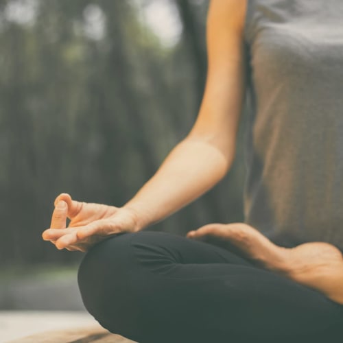Persona meditando en postura de yoga en Casa das Jardas, retiro rural en Ladoeiro, Portugal