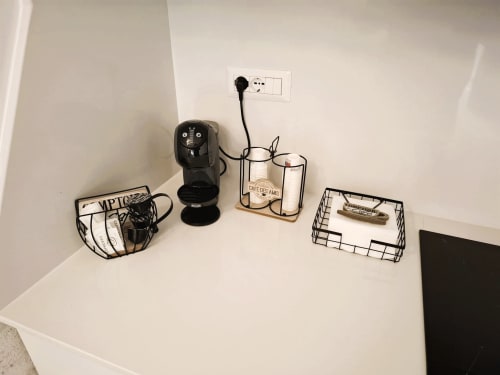 Angolo cucina dell'appartamento Newhouse Bari con caffettiera, forniture e presa di corrente