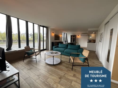 Modernes Wohnzimmer des Cottage in Blois mit Teaksofa, Flussblick und 3-Sterne-Bewertung