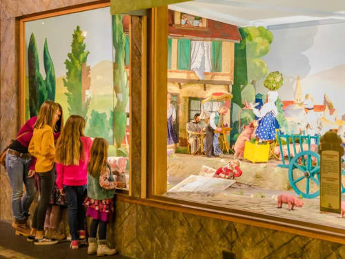 Vitrine intérieur du musée des automates à Falaise que l'on peut visiter au départ du Domaine des Thomins Maison d'hôte Cisai Saint-Aubin Hôtel Gacé