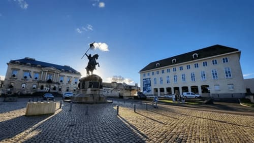 Vue extérieure du mémorial de falaise que l'on peut visiter au départ du Domaine des Thomins Maison d'hôte Cisai Saint-Aubin Hôtel Gacé