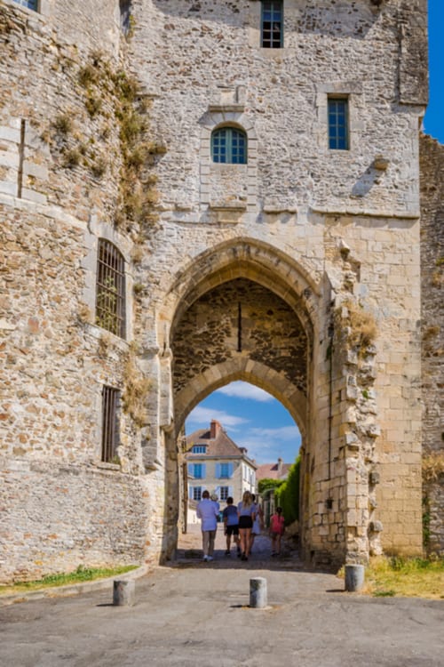 Porte d'entrée médiévale de la ville de Falaise que l'on peut visiter au départ du Domaine des Thomins Maison d'hôte Cisai Saint-Aubin Hôtel Gacé