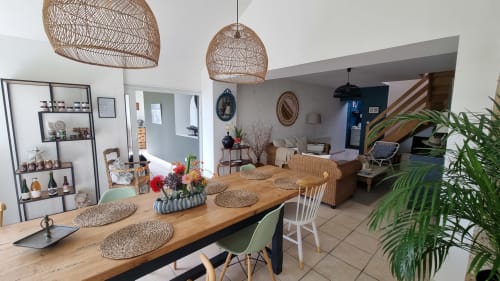 Espace dédié aux hôtes de Ty Coz Breizh, situé à Lorient, Bretagne Sud. Un lieu accueillant et confortable où les invités peuvent se détendre, prendre leur petit-déjeuner et profiter d'une atmosphère chaleureuse et conviviale."