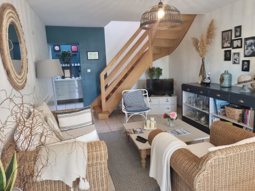 Le salon de Ty Coz Breizh, situé à Lorient, Bretagne Sud, avec des canapés confortables,  une décoration chaleureuse, créant une atmosphère conviviale et relaxante pour les invités."